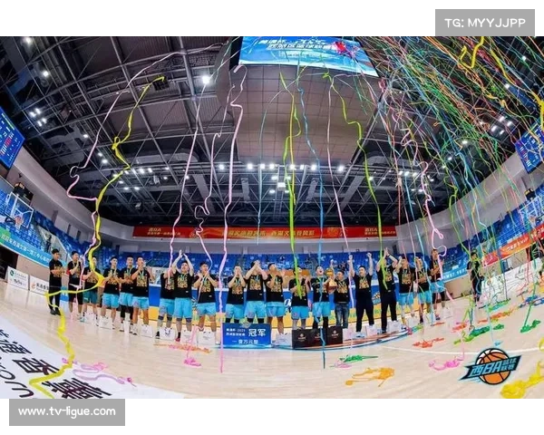 业余篮球联赛决赛，草根球员展现热爱