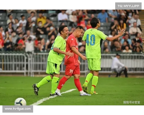 伯纳乌球场夜战雨势渐大，双方球员频繁滑倒